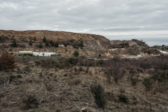 12 Février 2024, Salindres (Gard)Au fil des décennies, l’usine de Salindres est passée sous le contrôle de plusieurs industriels (Pechiney, Saint-Gobain, Rhône-Poulenc, Rhodia), avant d’être rachetée par Solvay en 2011. Durant cette période, des millions de tonnes de déchets toxiques ont été stockées sur place sans précautions, créant une colline de résidus industriels de 35 mètres de hauteur. 12 Février 2024, Salindres (Gard)Au fil des décennies, l’usine de Salindres est passée sous le contrôle de plusieurs industriels (Pechiney, Saint-Gobain, Rhône-Poulenc, Rhodia), avant d’être rachetée par Solvay en 2011. Durant cette période, des millions de tonnes de déchets toxiques ont été stockées sur place sans précautions, créant une colline de résidus industriels de 35 mètres de hauteur.