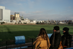 19 Décembre 2023, Stade du Brotillon, Oullins-Pierre-Bénite (Rhône)Vue de l’usine Arkema d’Oullins-Pierre-Bénite, mise en cause dans la pollution du Sud de Lyon aux PFAS. En avril 2024, l’usine voisine de Daikin a également été incriminée pour ses rejets massifs d’hexafluoropropylène (HPF), un PFAS. Thierry Mounib, président de l’association « Bien vivre à Pierre-Bénite », continue de se battre pour plus de transparence et de réponses de la part des usines Arkema et Daikin. Sur ce terrain de football, des taux records de PFAS ont été relevés, mais le stade reste ouvert, avec des enfants qui s’y entraînent. 19 Décembre 2023, Stade du Brotillon, Oullins-Pierre-Bénite (Rhône)Vue de l’usine Arkema d’Oullins-Pierre-Bénite, mise en cause dans la pollution du Sud de Lyon aux PFAS. En avril 2024, l’usine voisine de Daikin a également été incriminée pour ses rejets massifs d’hexafluoropropylène (HPF), un PFAS. Thierry Mounib, président de l’association « Bien vivre à Pierre-Bénite », continue de se battre pour plus de transparence et de réponses de la part des usines Arkema et Daikin. Sur ce terrain de football, des taux records de PFAS ont été relevés, mais le stade reste ouvert, avec des enfants qui s’y entraînent.