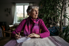 19 Décembre 2023, Oullins-Pierre-Bénite (Rhône)Edith Metzger, habitante de Pierre-Bénite depuis 55 ans, a perdu son mari, Jean, décédé en 2019 après avoir travaillé à Arkema. Elle a fait tester la présence de PFAS dans son sang et s’est engagée dans le combat pour la vérité avec l’association « Notre Affaire À Tous », qui a déposé une plainte contre Arkema. 19 Décembre 2023, Oullins-Pierre-Bénite (Rhône)Edith Metzger, habitante de Pierre-Bénite depuis 55 ans, a perdu son mari, Jean, décédé en 2019 après avoir travaillé à Arkema. Elle a fait tester la présence de PFAS dans son sang et s’est engagée dans le combat pour la vérité avec l’association « Notre Affaire À Tous », qui a déposé une plainte contre Arkema.