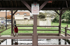 24 mars 2024, Saint-Just (Eure).La source Chevriers finit sa course dans le lavoir de Saint-Just, en plein centre du village. Accessible à tous, il est fréquent de voir des enfants y jouer avec l'eau très polluée. En effet, elle présente des niveaux dépassant les limites de quantification et dépassant très largement (sept fois plus) la future réglementation sur les eaux de consommation. 24 mars 2024, Saint-Just (Eure).La source Chevriers finit sa course dans le lavoir de Saint-Just, en plein centre du village. Accessible à tous, il est fréquent de voir des enfants y jouer avec l'eau très polluée. En effet, elle présente des niveaux dépassant les limites de quantification et dépassant très largement (sept fois plus) la future réglementation sur les eaux de consommation.