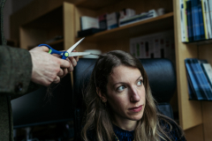 21 Février 2024, Assemblée Nationale (Paris).Anne-Sophie, une collaboratrice de Nicolas Thierry, a accepté de se faire prélever une mèche de cheveux pour rechercher des PFAS. L’analyse a, encore une fois, conclu à leur présence. 21 Février 2024, Assemblée Nationale (Paris).Anne-Sophie, une collaboratrice de Nicolas Thierry, a accepté de se faire prélever une mèche de cheveux pour rechercher des PFAS. L’analyse a, encore une fois, conclu à leur présence.