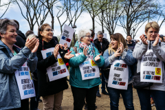 3 Avril 2024, Paris.À l'appel de la direction du groupe Seb qui possède Tefal, de la mairie de Rumilly où se trouve la principale usine de production de poêles de la marque et sous la menace de suppressions d'emplois, quelques centaines d'employés de plusieurs sites de la marque sont venus manifester contre la proposition de loi de Nicolas Thierry qui sera débattue dans l'hémicycle le lendemain. 3 Avril 2024, Paris.À l'appel de la direction du groupe Seb qui possède Tefal, de la mairie de Rumilly où se trouve la principale usine de production de poêles de la marque et sous la menace de suppressions d'emplois, quelques centaines d'employés de plusieurs sites de la marque sont venus manifester contre la proposition de loi de Nicolas Thierry qui sera débattue dans l'hémicycle le lendemain.