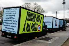 3 Avril 2024, Paris.Manifestation des entreprises Seb et Tefal contre la proposition de loi de Nicolas Thierry. La direction a affrété des cars, garanti aux salariés qu'ils seraient payés pour la journée et a mis de gros moyens de communication pour cette opération coup de poing. Le directeur général du groupe Seb (8 milliards de CA, 33000 salariés) Stanislas de Gramont participait également à la manifestation et y a pris la parole pour défendre l’utilisation de PFAS par Seb. 3 Avril 2024, Paris.Manifestation des entreprises Seb et Tefal contre la proposition de loi de Nicolas Thierry. La direction a affrété des cars, garanti aux salariés qu'ils seraient payés pour la journée et a mis de gros moyens de communication pour cette opération coup de poing. Le directeur général du groupe Seb (8 milliards de CA, 33000 salariés) Stanislas de Gramont participait également à la manifestation et y a pris la parole pour défendre l’utilisation de PFAS par Seb.